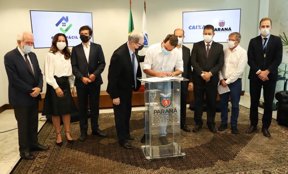 Governador libera recursos para subsidiar entrada da casa de 4.785 famílias paranaenses