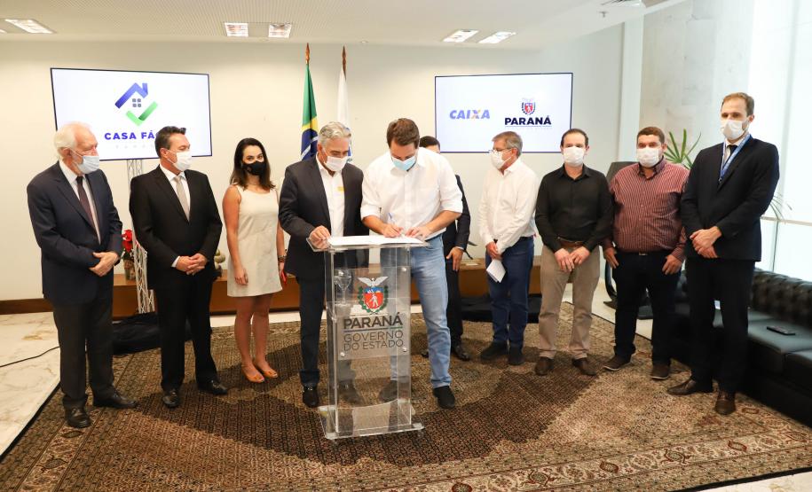 Governador libera recursos para subsidiar entrada da casa de 4.785 famílias paranaenses