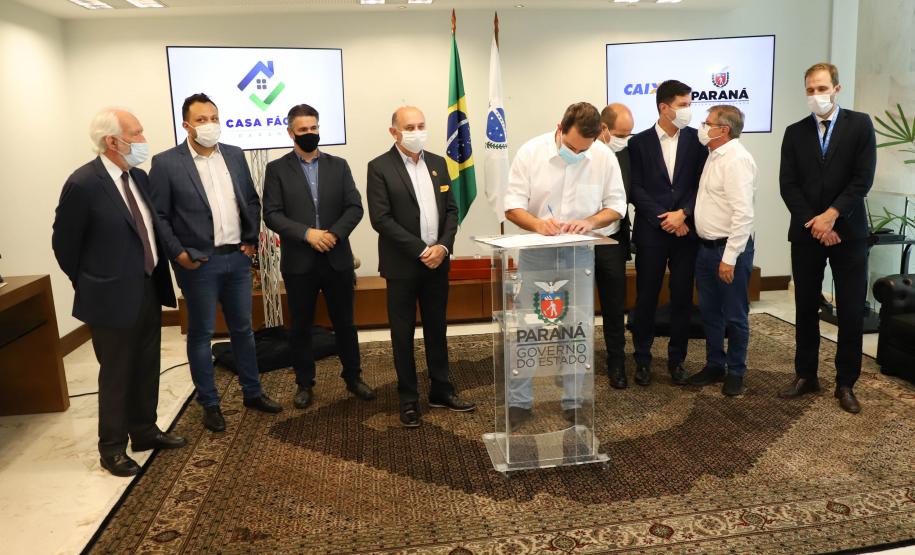 Governador libera recursos para subsidiar entrada da casa de 4.785 famílias paranaenses