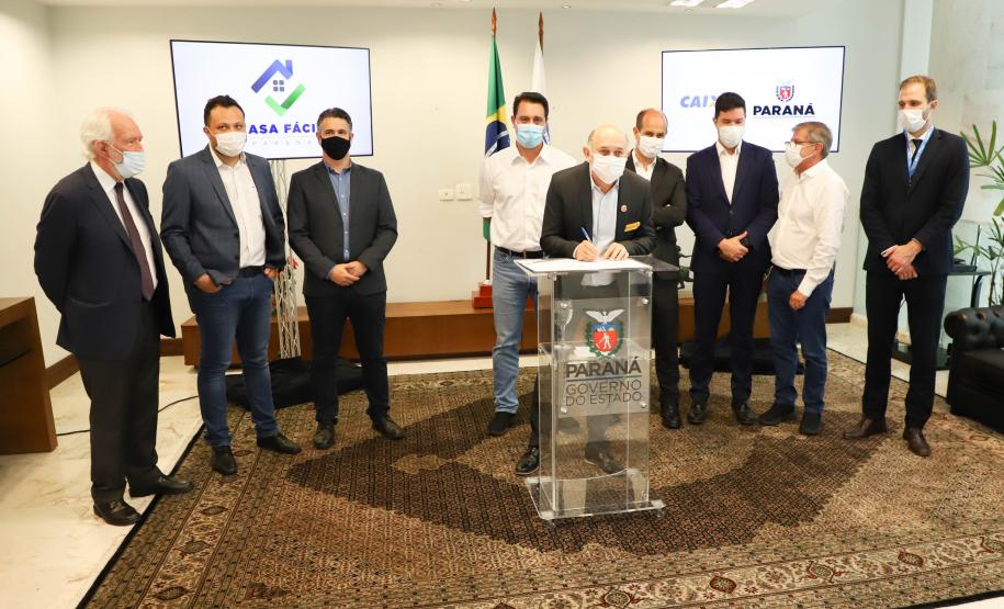 Governador libera recursos para subsidiar entrada da casa de 4.785 famílias paranaenses