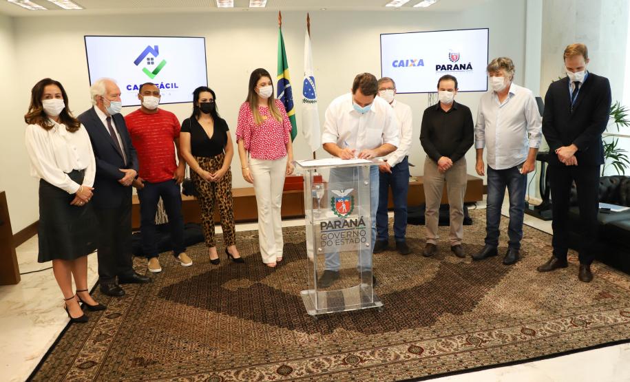 Governador libera recursos para subsidiar entrada da casa de 4.785 famílias paranaenses