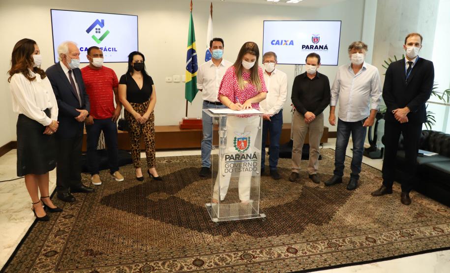 Governador libera recursos para subsidiar entrada da casa de 4.785 famílias paranaenses