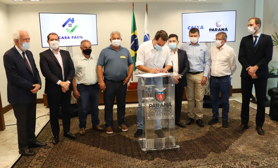 Governador libera recursos para subsidiar entrada da casa de 4.785 famílias paranaenses