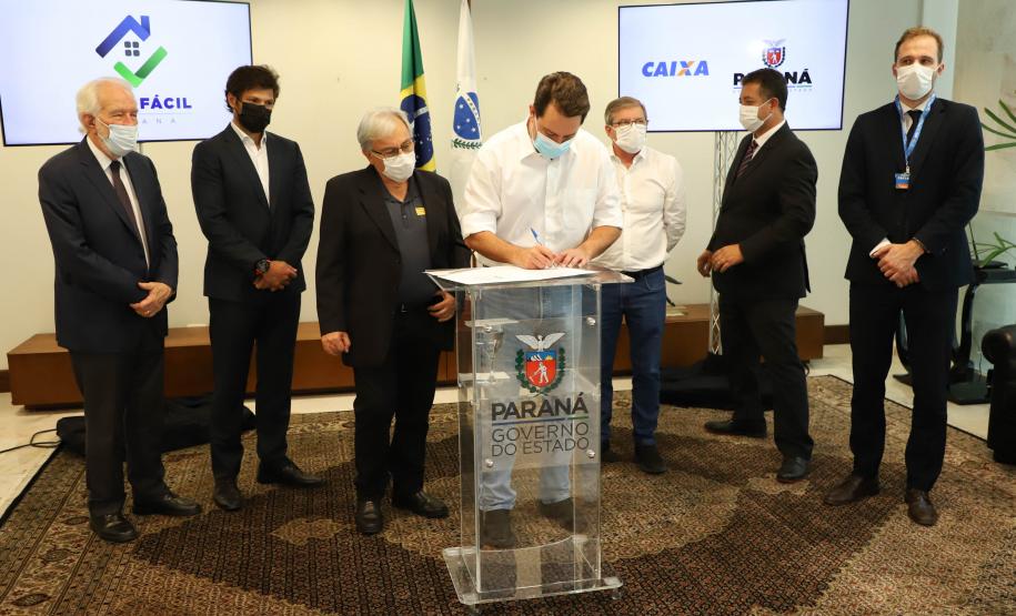 Governador libera recursos para subsidiar entrada da casa de 4.785 famílias paranaenses