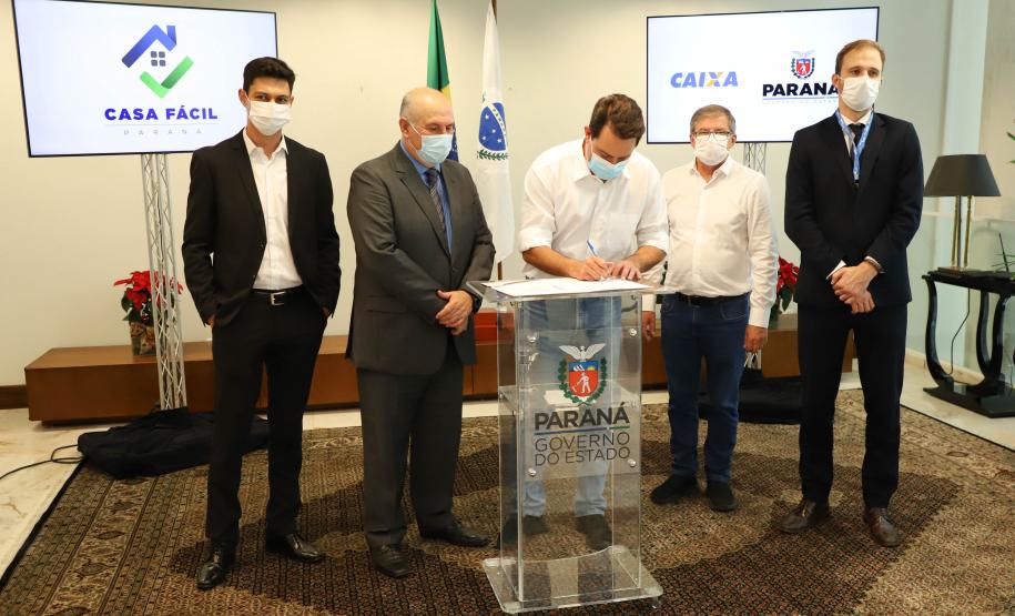 Governador libera recursos para subsidiar entrada da casa de 4.785 famílias paranaenses