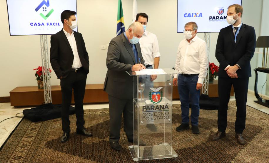 Governador libera recursos para subsidiar entrada da casa de 4.785 famílias paranaenses