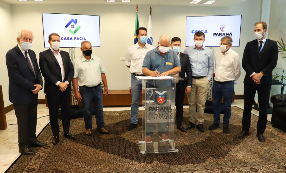 Governador libera recursos para subsidiar entrada da casa de 4.785 famílias paranaenses