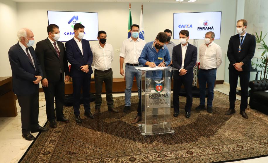 Governador libera recursos para subsidiar entrada da casa de 4.785 famílias paranaenses