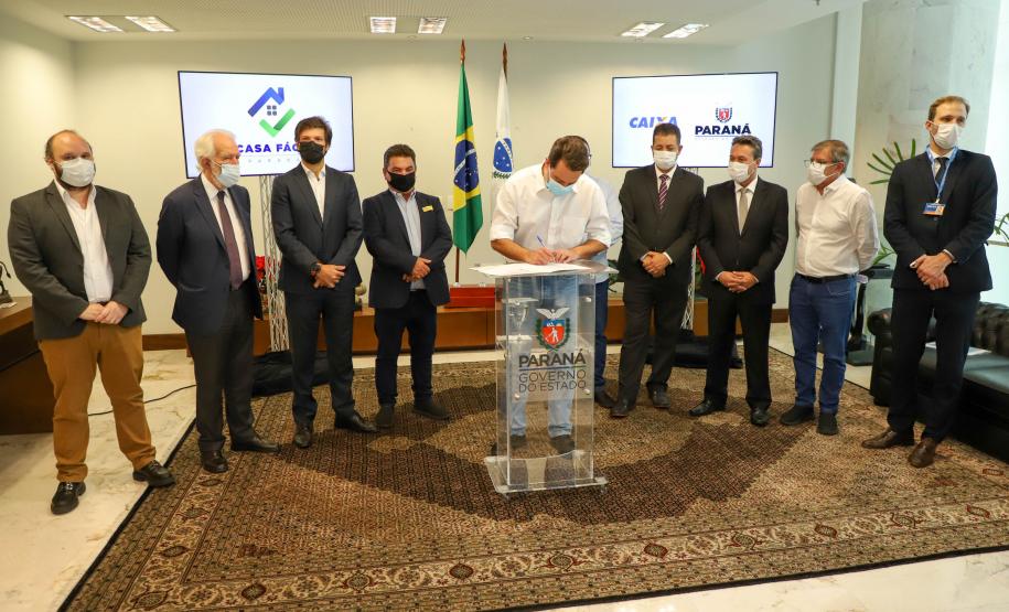 Governador libera recursos para subsidiar entrada da casa de 4.785 famílias paranaenses