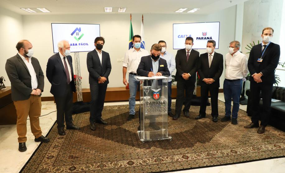 Governador libera recursos para subsidiar entrada da casa de 4.785 famílias paranaenses