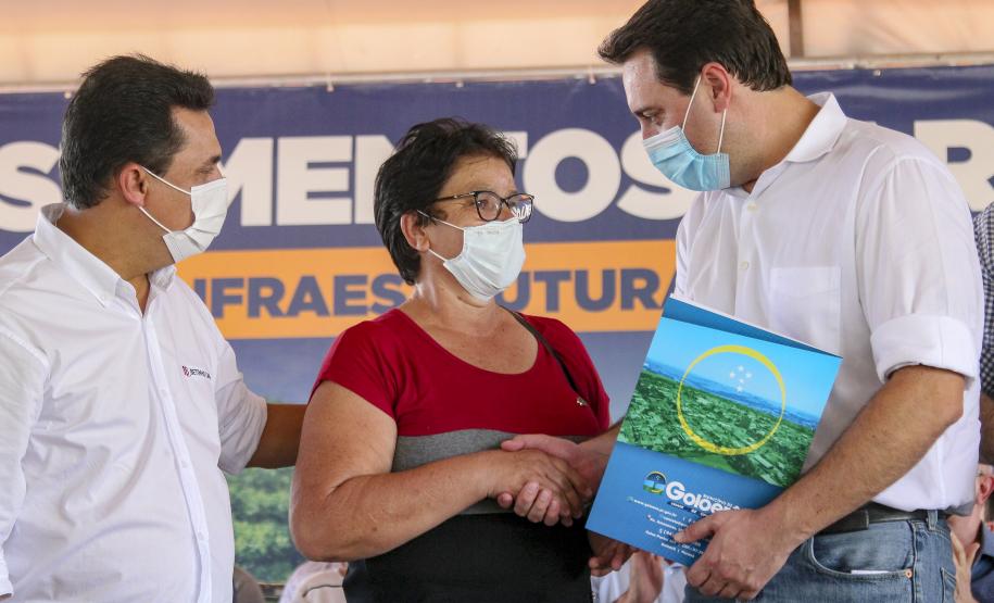 Com documentos em mãos, famílias de Goioerê celebram o Natal com casas regularizadas