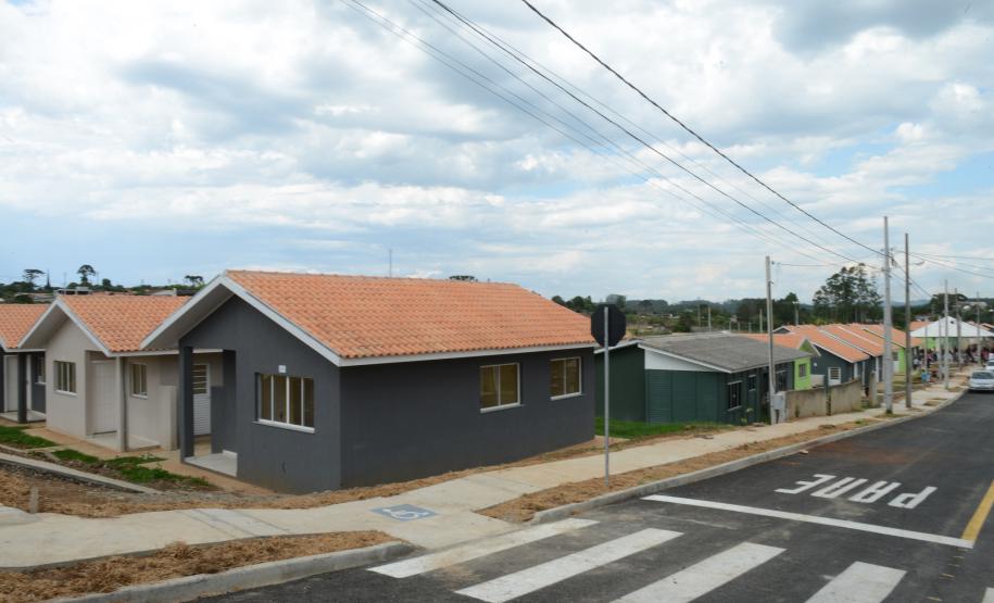 Governo entrega 90 casas e condomínio para idosos em Prudentópolis