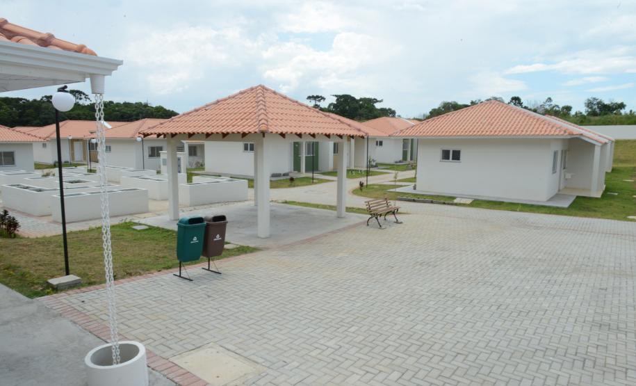 Governo entrega 90 casas e condomínio para idosos em Prudentópolis