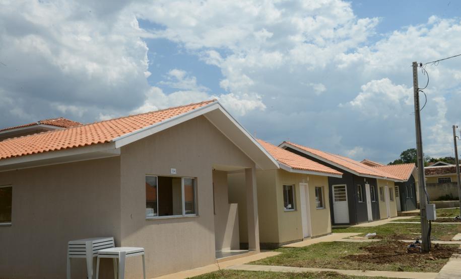Governo entrega 90 casas e condomínio para idosos em Prudentópolis
