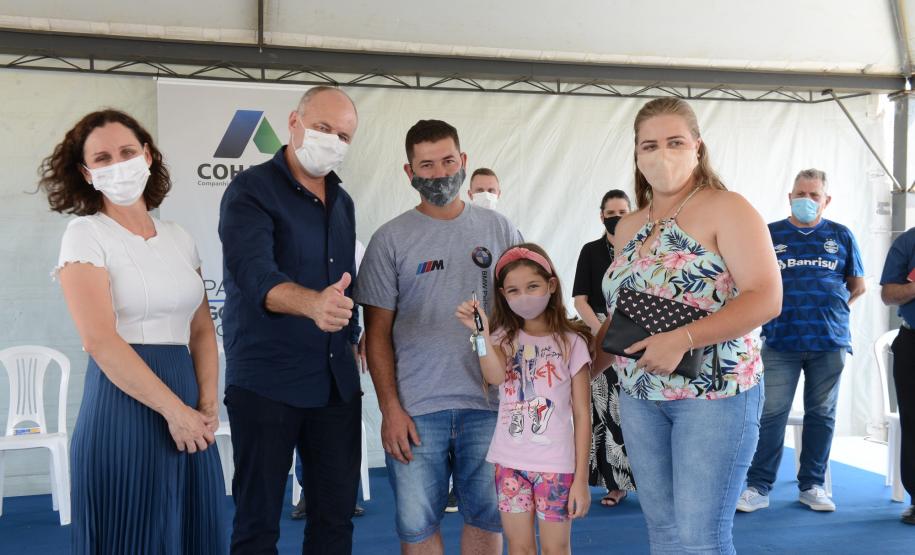 Governo entrega 90 casas e condomínio para idosos em Prudentópolis