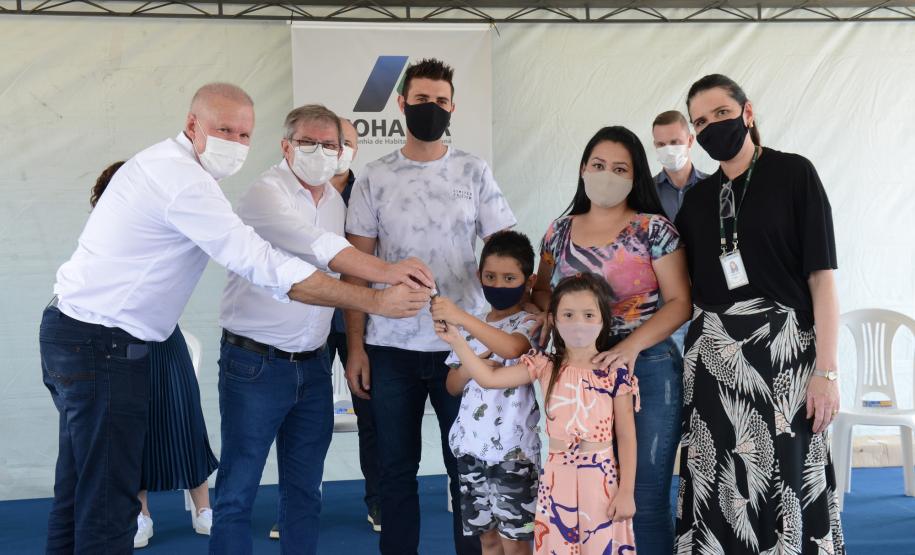 Governo entrega 90 casas e condomínio para idosos em Prudentópolis