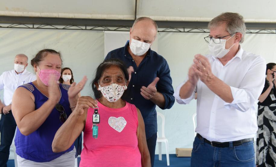 Governo entrega 90 casas e condomínio para idosos em Prudentópolis