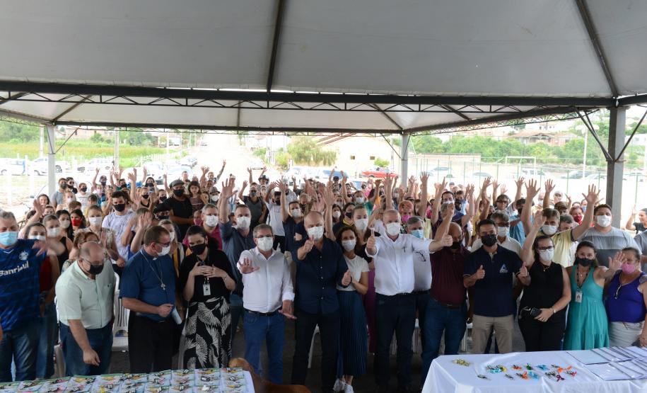 Governo entrega 90 casas e condomínio para idosos em Prudentópolis