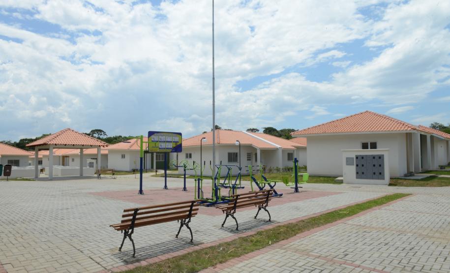 Governo entrega 90 casas e condomínio para idosos em Prudentópolis