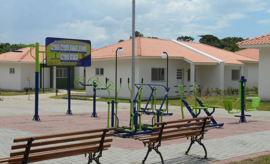 Governo entrega 90 casas e condomínio para idosos em Prudentópolis