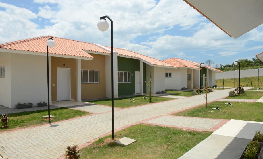Governo entrega 90 casas e condomínio para idosos em Prudentópolis