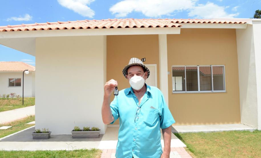 Governo entrega 90 casas e condomínio para idosos em Prudentópolis