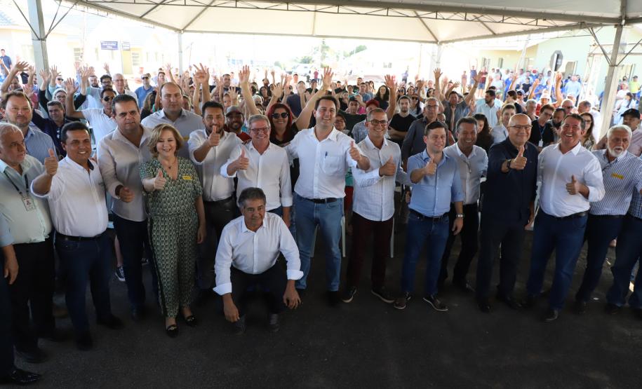 Famílias de Mariluz recebem chaves de suas novas moradias