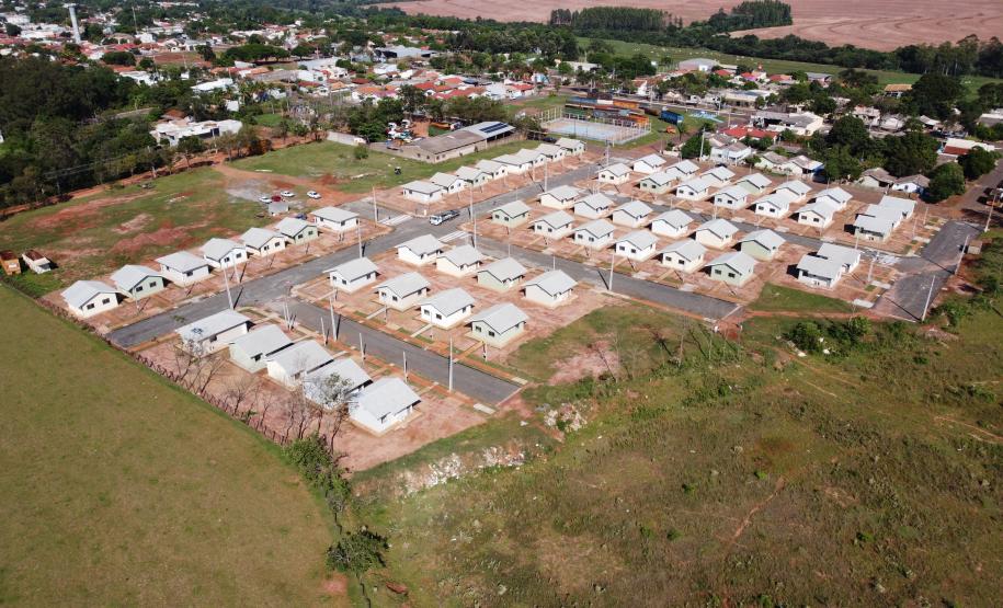 Famílias de Mariluz recebem chaves de suas novas moradias