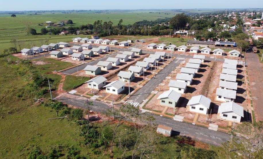 Famílias de Mariluz recebem chaves de suas novas moradias