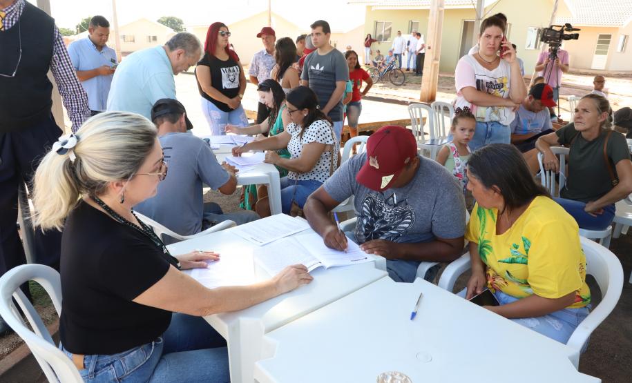 Famílias de Mariluz recebem chaves de suas novas moradias