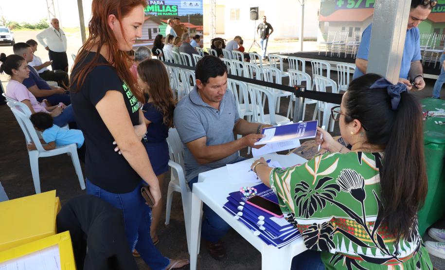 Famílias de Mariluz recebem chaves de suas novas moradias