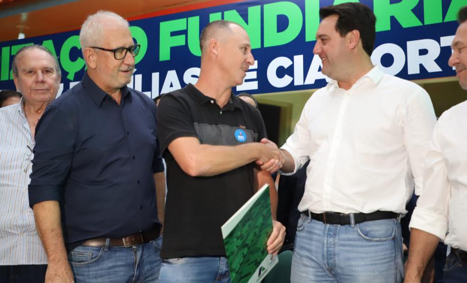 97 famílias de Cianorte recebem a matrícula de seus imóveis