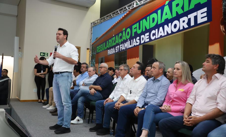 97 famílias de Cianorte recebem a matrícula de seus imóveis