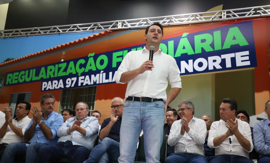 97 famílias de Cianorte recebem a matrícula de seus imóveis