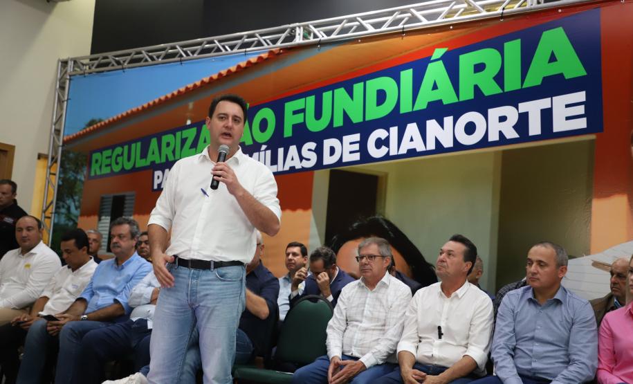 97 famílias de Cianorte recebem a matrícula de seus imóveis