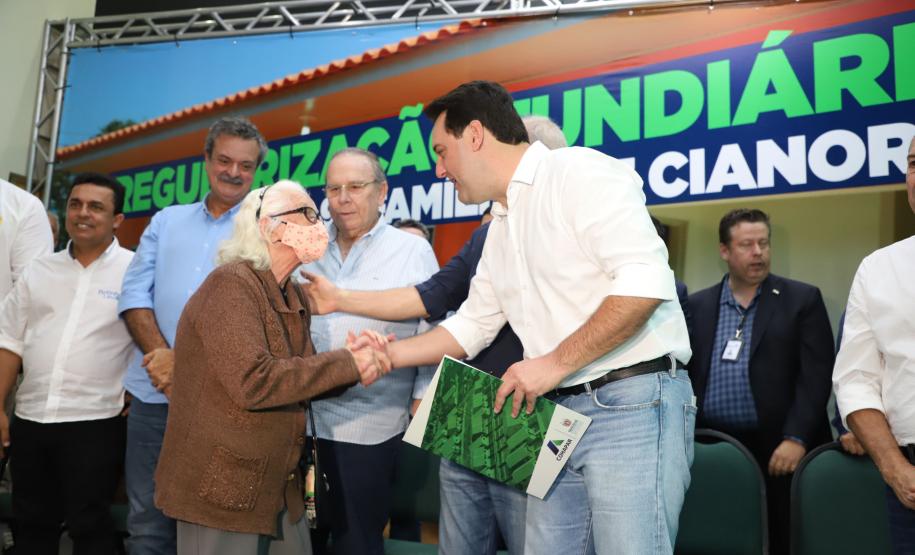 97 famílias de Cianorte recebem a matrícula de seus imóveis