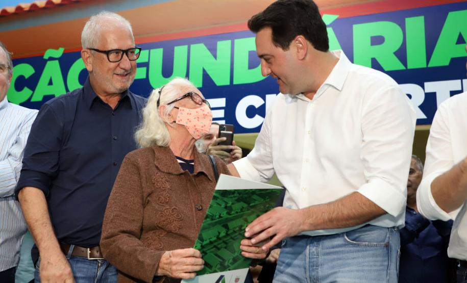 97 famílias de Cianorte recebem a matrícula de seus imóveis