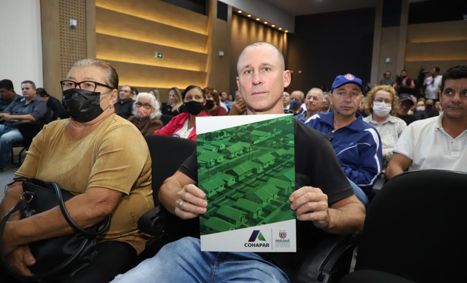 97 famílias de Cianorte recebem a matrícula de seus imóveis