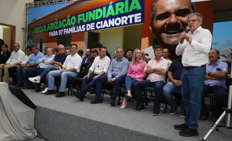 97 famílias de Cianorte recebem a matrícula de seus imóveis