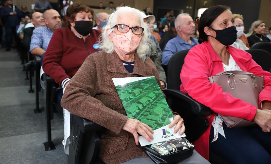 97 famílias de Cianorte recebem a matrícula de seus imóveis