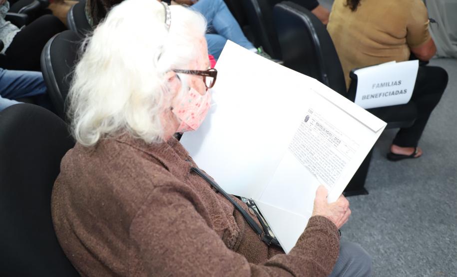 97 famílias de Cianorte recebem a matrícula de seus imóveis