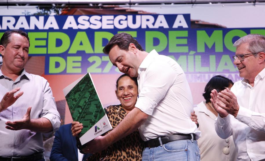 Após ação do Estado, 275 famílias de Umuarama recebem títulos de propriedade de suas casas