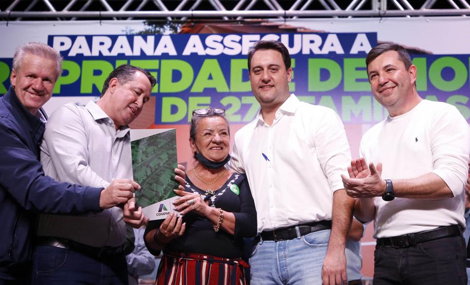 Após ação do Estado, 275 famílias de Umuarama recebem títulos de propriedade de suas casas