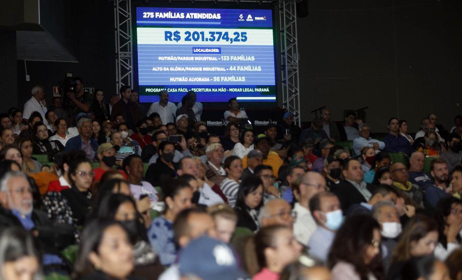 Após ação do Estado, 275 famílias de Umuarama recebem títulos de propriedade de suas casas