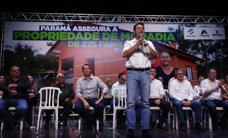 Após ação do Estado, 275 famílias de Umuarama recebem títulos de propriedade de suas casas