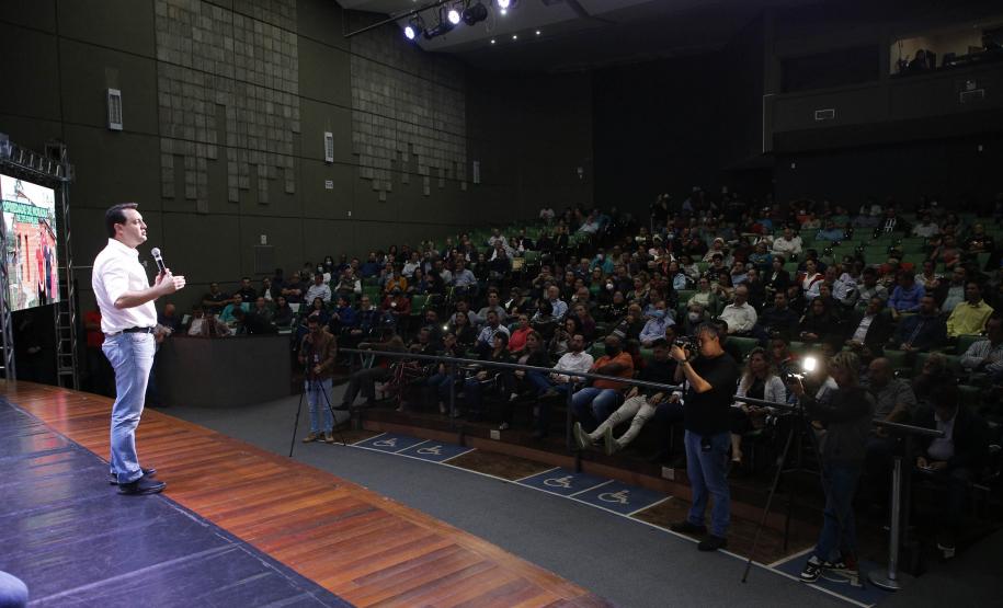 Após ação do Estado, 275 famílias de Umuarama recebem títulos de propriedade de suas casas