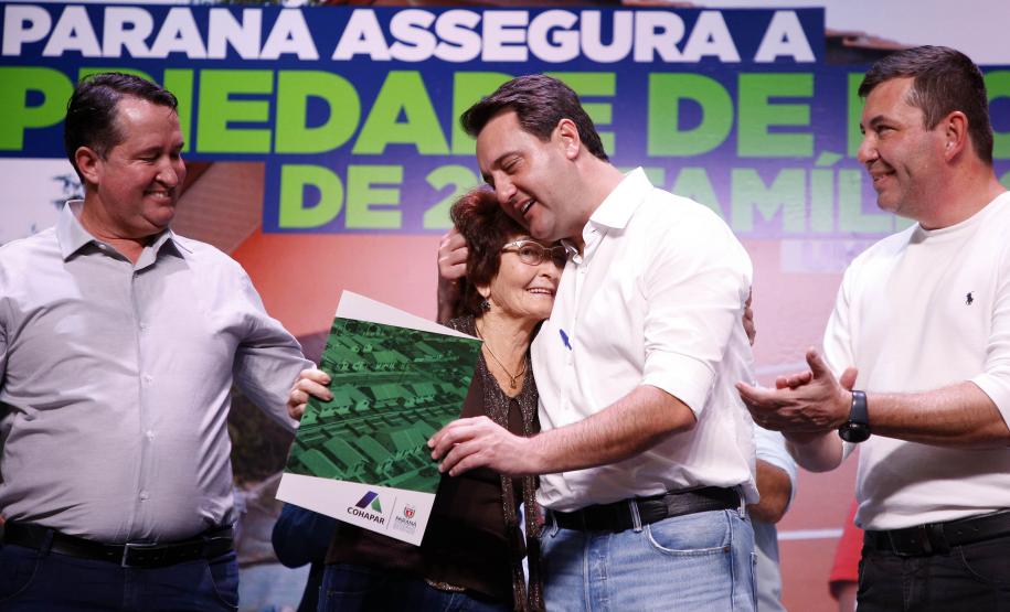 Após ação do Estado, 275 famílias de Umuarama recebem títulos de propriedade de suas casas
