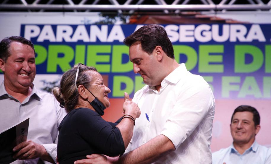 Após ação do Estado, 275 famílias de Umuarama recebem títulos de propriedade de suas casas