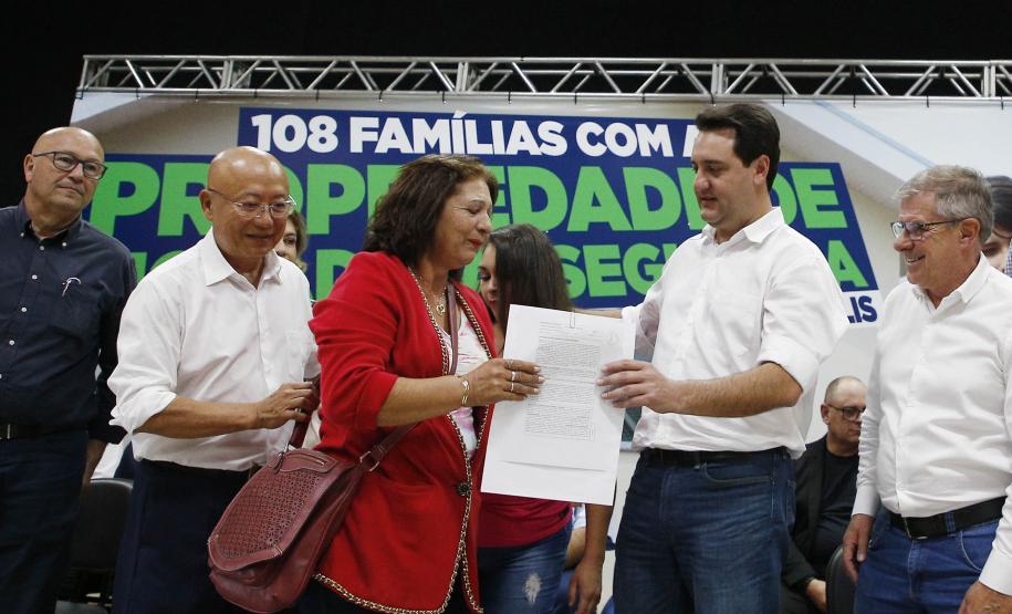 Governador entrega 108 títulos de imóveis em Carlópolis