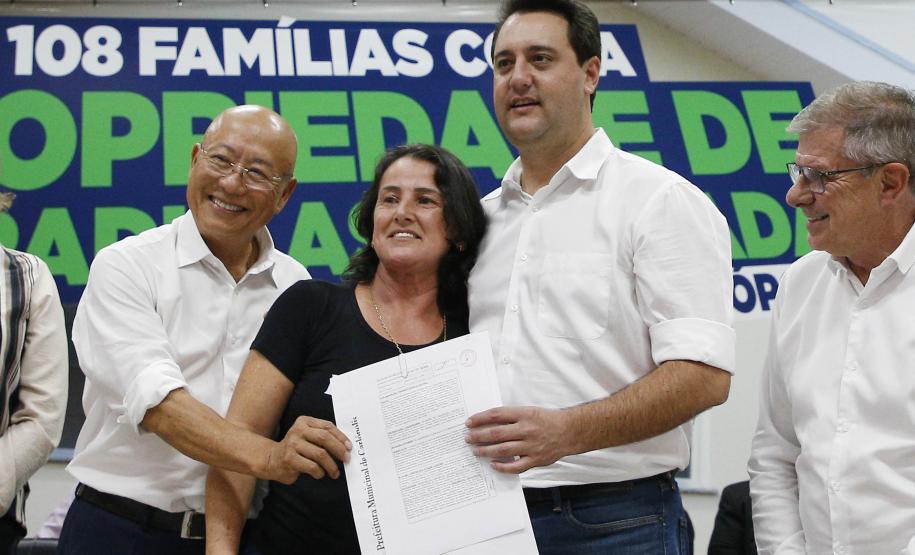 Governador entrega 108 títulos de imóveis em Carlópolis